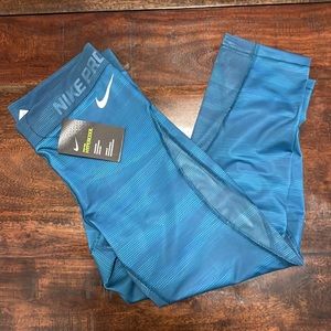 NWT Nike cropped leggings